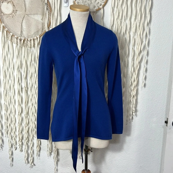 J. Peterman Blue Wool Blend Sweater With Silk Tie at Neckline Size XS - Picture 1 of 8